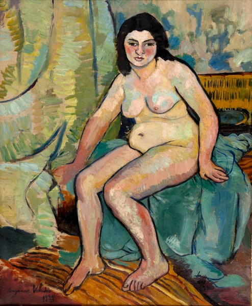 Peinture de Suzanne Valadon représentant une femme nue assise, cheveux foncés, devant un fond de draperie verte.